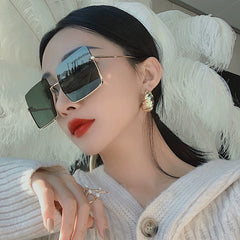 Stylish Large Rim Sunglasses for Women: Elevate Your Look with Vintage Charm and Slimming Design
