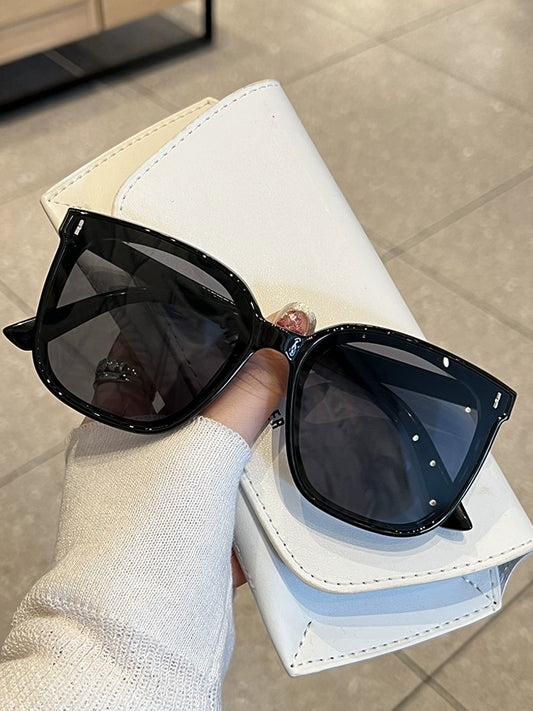 Make a fashion statement with these Stylish UV Protection Sunglasses! 💫